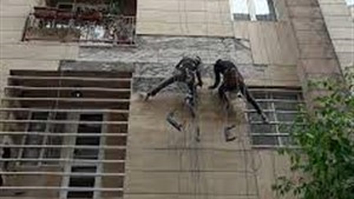 ریزش ناگهانی نمای ساختمان، در محدوده خیابان انقلاب به شرق قدس