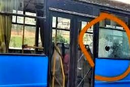 مصدومیت ۵ دانشجو در حادثه سنگ‌پرانی به اتوبوس دانشجویان
