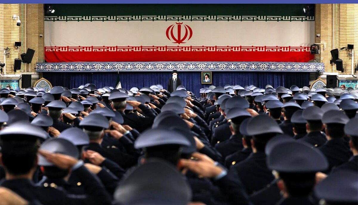 رهبر انقلاب: ارتش بنا بود کنار مردم بایستد و ایستاد و انقلابی ماند