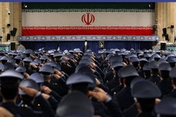 رهبر انقلاب: ارتش بنا بود کنار مردم بایستد و ایستاد و انقلابی ماند