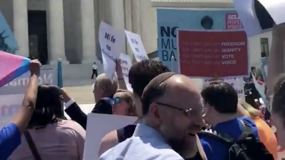 تظاهرات مقابل دیوان عالی آمریکا پس از تایید قانون مهاجرتی ترامپ