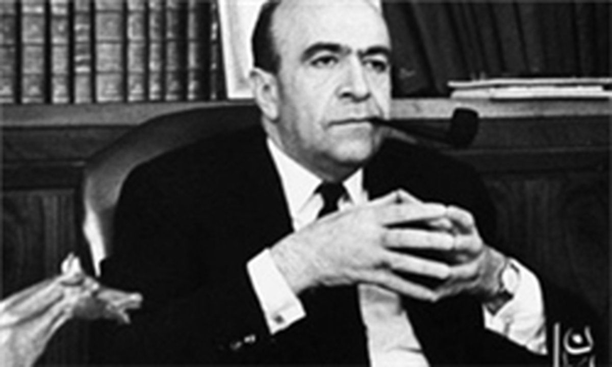 عباس هویدا؛ تافتهای که جدا بافته نبود!