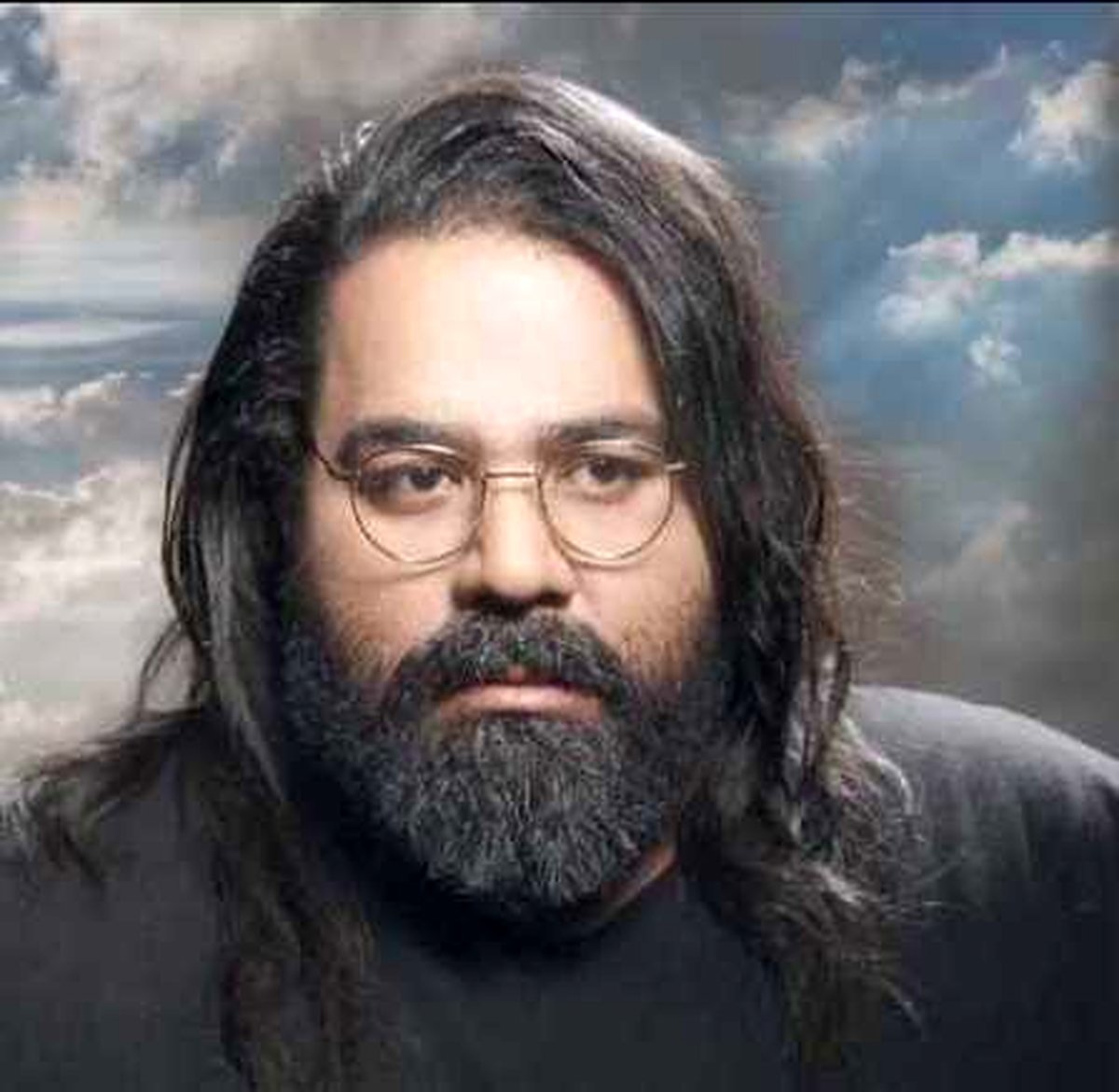 گریه های دختر عاشق برای رضا صادقی در حال اجرای زنده جنجال به پا کرد + فیلم