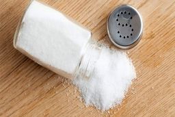 ۸ بلایی که نمک بر سر بدنتان می‌آورد