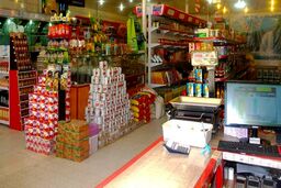 فروش مواد غذایی 50 درصد کاهش یافت/ برخی خانوارها اندازه یک سال مصرف کالا در منزل دارند