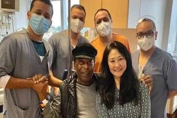 اسطوره فوتبال برزیل از بیمارستان مرخص شد + عکس