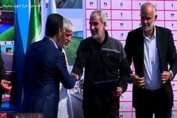 تجلیل تاج به خاطر احداث ۱۳۶۳ زمین فوتبال