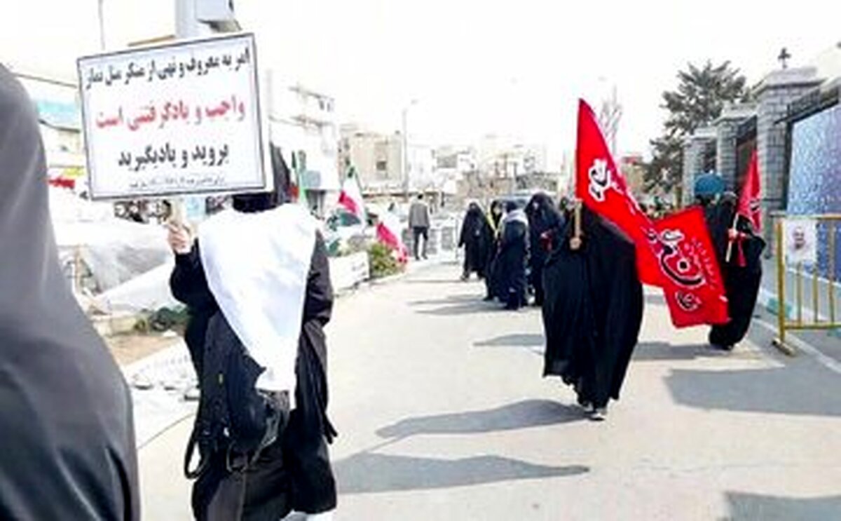 نماز تجمع کنندگان حامیان حجاب مقابل مجلس + عکس