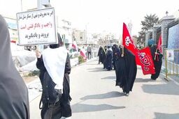 نماز تجمع کنندگان حامیان حجاب مقابل مجلس + عکس
