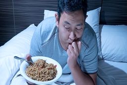 چرا نباید قبل از خواب غذا بخوریم؟