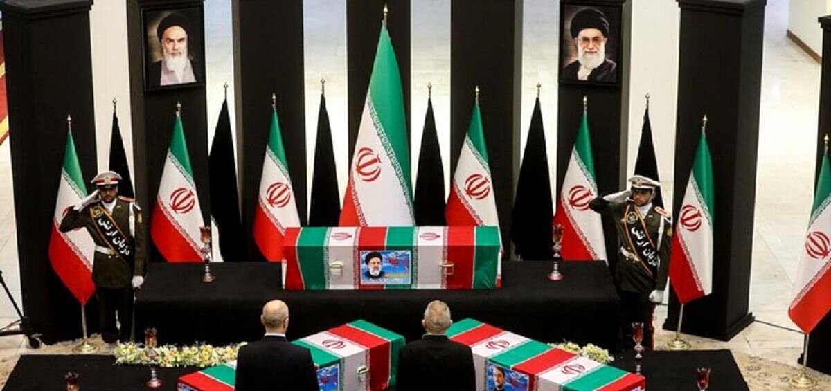 ادعای بلومبرگ درباره مراسم ادای احترام به پیکر شهید رئیسی وتحریم‌های آمریکا