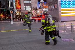 انفجار مهیب یک  منهول در نیویورک باعث وحشت رهگذران شد+فیلم