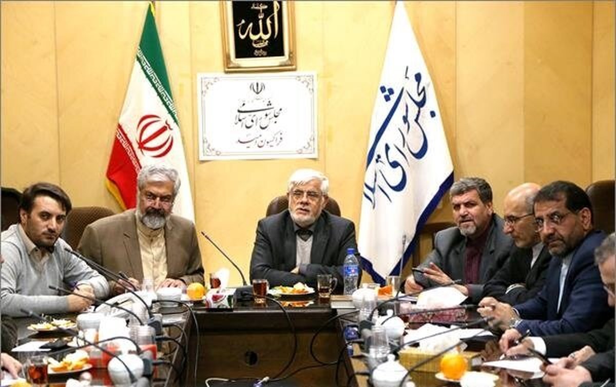 انتقاد عارف از تلاش عدهای برای تضعیف اقتدار ظریف/ سرمایه را حفظ کنید