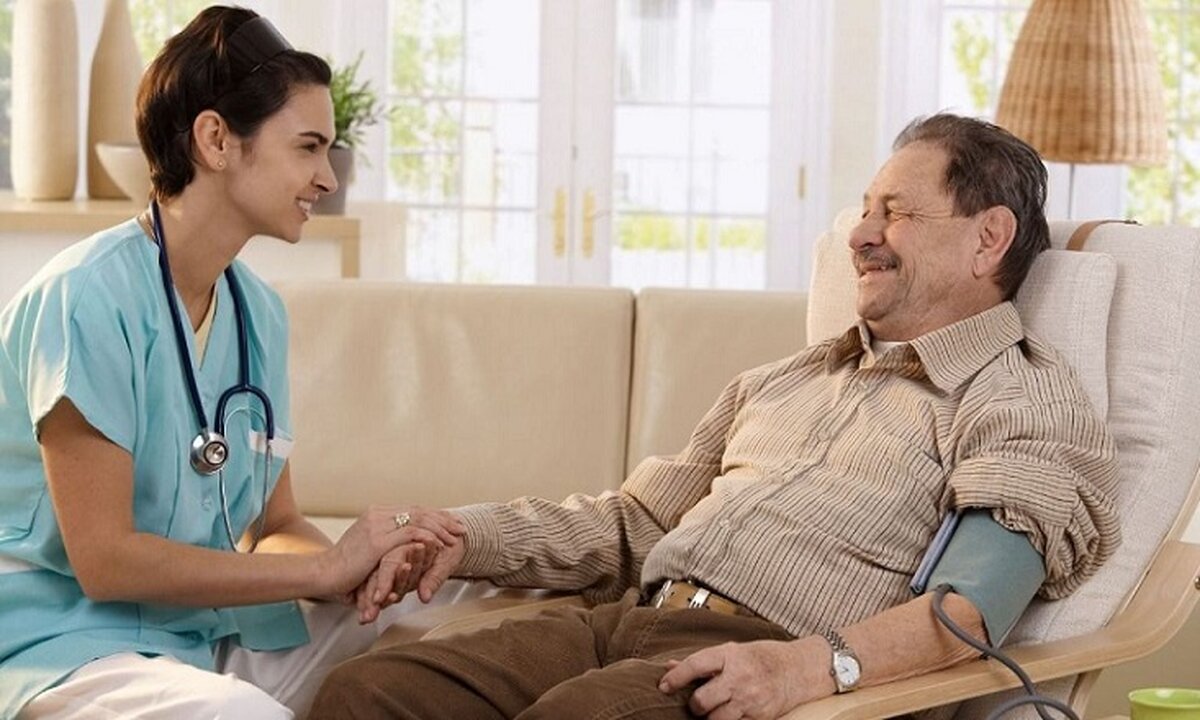 پرستار سالمند در منزل
