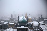 حرم امام رضا (ع) با برف زمستانی سفید پوش شد ؛ گزارش تصویری