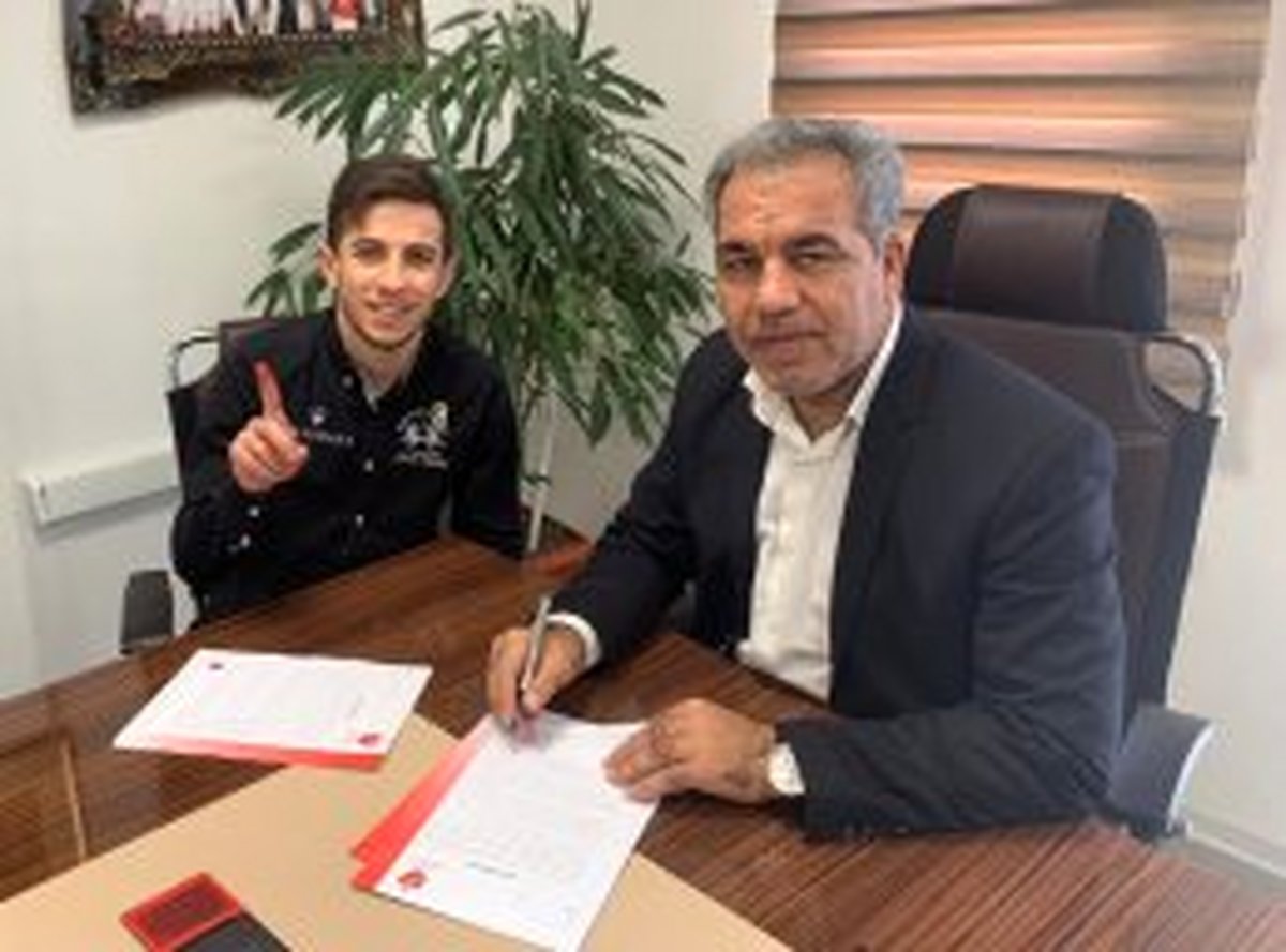 عکس: فرشاد احمدزاده و امضای قرارداد با پرسپولیس