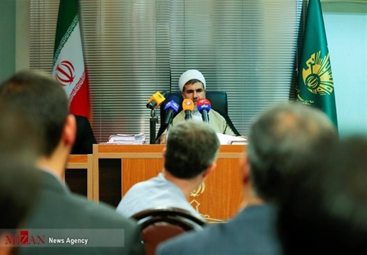دادگاه انقلاب تهران: مشایی وکلای سابق خود را عزل کرده است/ وکیل جدید دادگاه را ترک کرد
