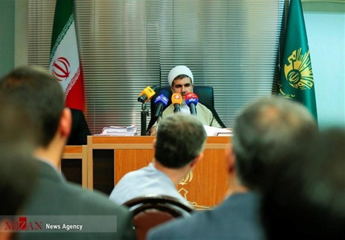 دادگاه انقلاب تهران: مشایی وکلای سابق خود را عزل کرده است/ وکیل جدید دادگاه را ترک کرد