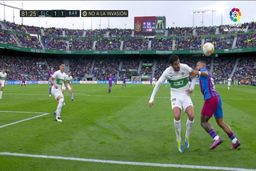 پنالتی جنجالی؛ داور با تیم ژاوی مهربان‌تر بود؟ (عکس)