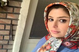 نیوشا ضیغمی در کنار بادیگاردهایش | دستمزد میلیاردی بادیگارهای نیوشا ضیغمی 