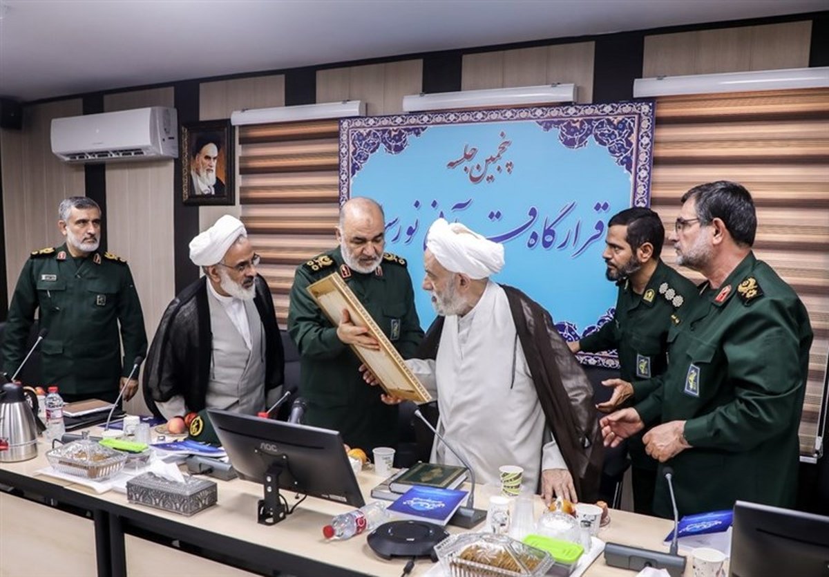 فرمانده سپاه از فعالیتهای قرآنی استاد قرائتی تقدیر کرد