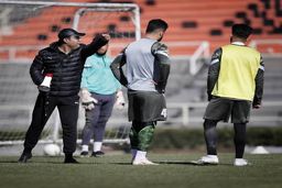 علت استفاده از بلندگو توسط سرمربی لیگ برتری