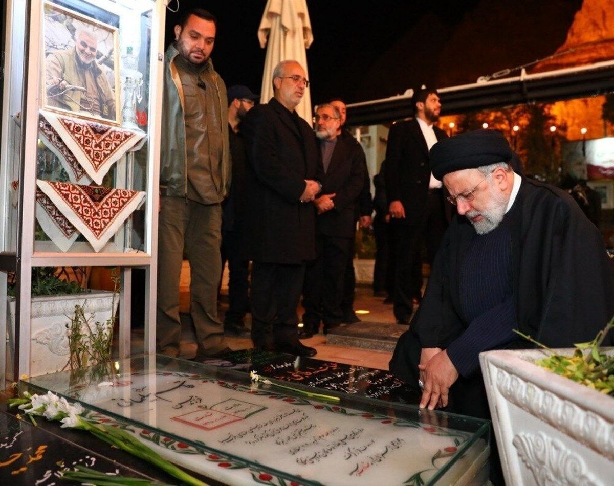 رئیسی به کرمان رفت؛ حضور بامدادی بر سر مزار سردار سلیمانی