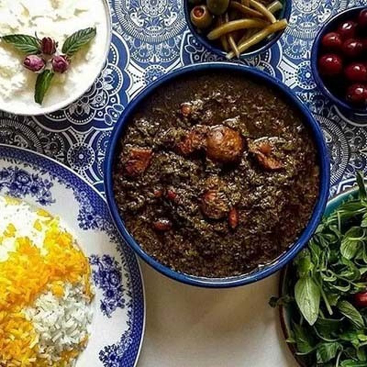 چه ادویهای قورمه سبزی را خوشمزه میکند؟