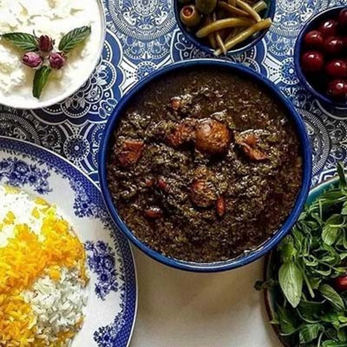 چه ادویهای قورمه سبزی را خوشمزه میکند؟