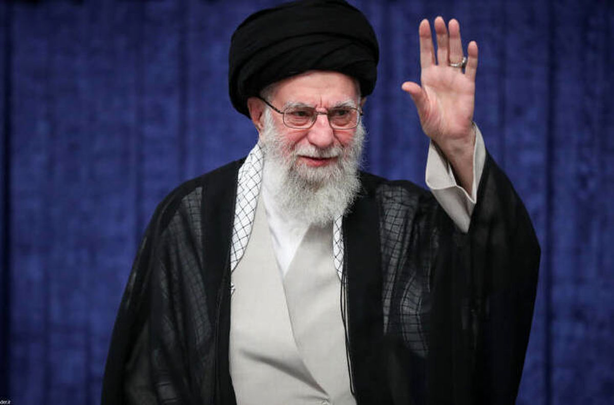  رهبر انقلاب : جمع ابلهی برای ایران شاه تعیین کردند