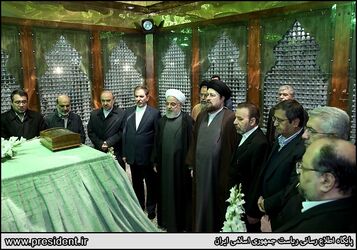 هیات دولت در مرقد امام