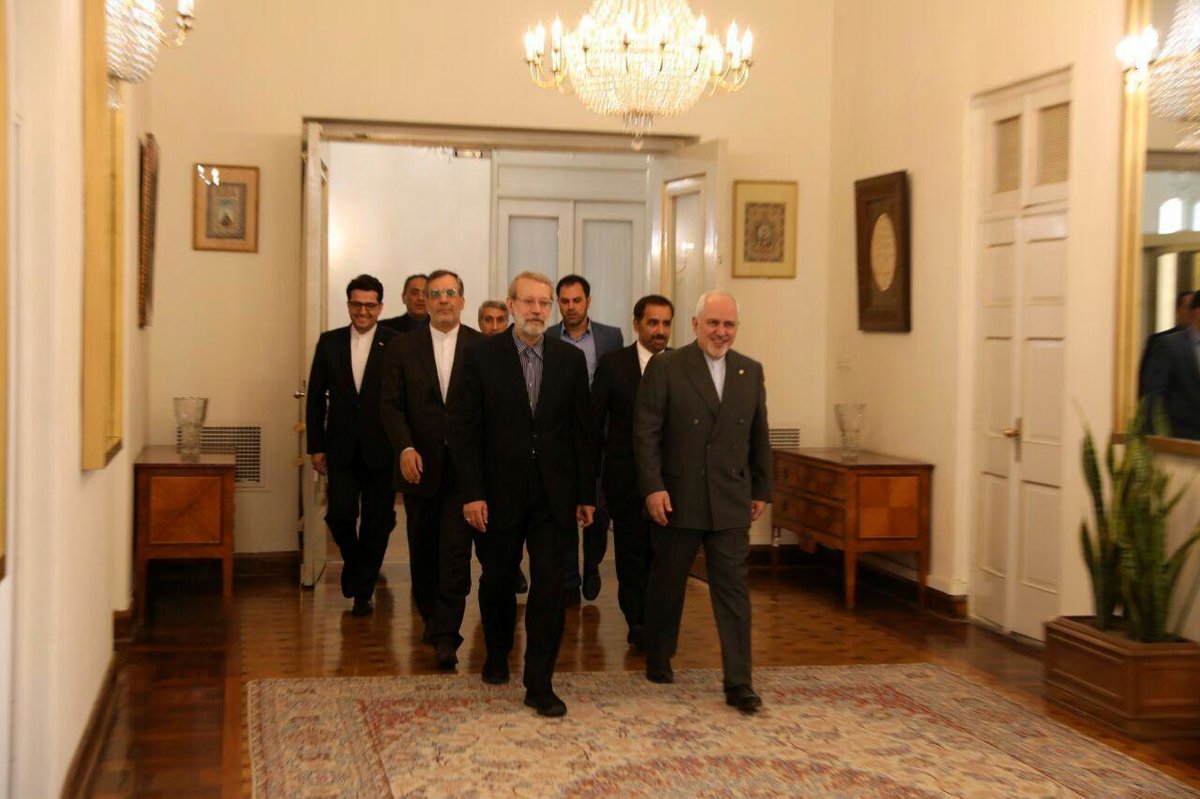 لاریجانی در دیدار با ظریف: برای تشکر از زحمات مجاهدانه‌ شما در این شرایط سخت به وزارت خارجه آمدم