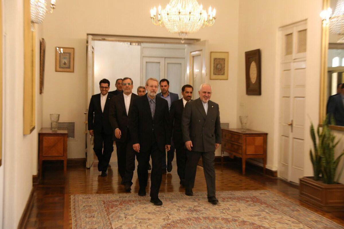 لاریجانی در دیدار با ظریف: برای تشکر از زحمات مجاهدانه‌ شما در این شرایط سخت به وزارت خارجه آمدم