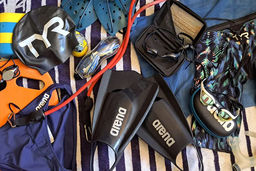 ۷ لوازم شنا ضروری برای استخر رفتن + چک لیست!