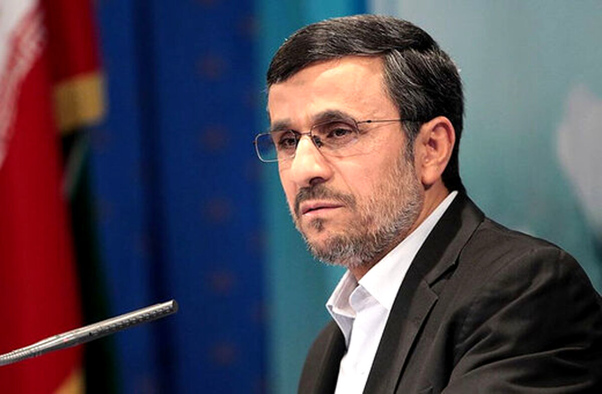 حضور احمدی‌نژاد در حرم امام(ره)
