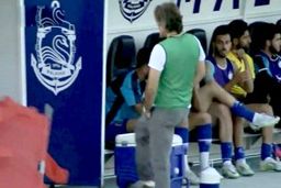 جایگاه برانکارد کنار نیمکت میهمان نیست!