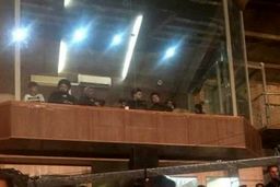 واکنش سید احمد خمینی به عکس جنجالی: عذرخواهی می‌کنم/به دلیل رعایت مسائل ایمنی دسترسی به سکوها مسدود شده بود/دلیل حضور من در جایگاه ویژه لباس روحانیتی است که بر تن دارم/ هدف اصلی انتقادات و تخریب من، پدرم سید حسن خمینی است

