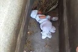 نوزاد ۲ ماهه از داخل قبر خالی پیدا شد + عکس