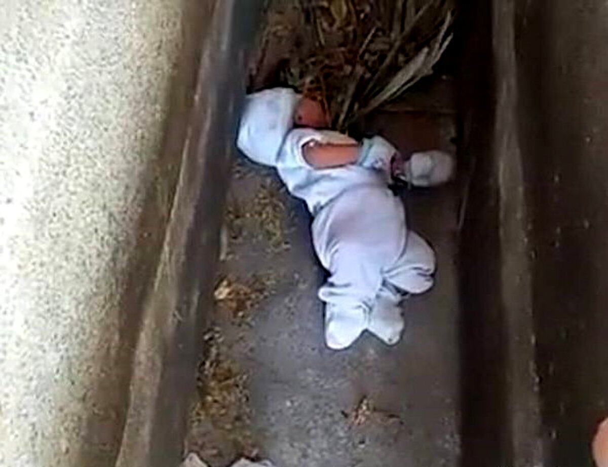 نوزاد ۲ ماهه از داخل قبر خالی پیدا شد + عکس