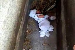 نوزاد ۲ ماهه از داخل قبر خالی پیدا شد + عکس