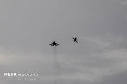 برای اولین بار جنگنده‌ بمب افکن‌های ایرانی «صاعقه» و «کوثر» در روز ارتش پرواز کزدند