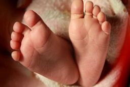 قتل کودک ۲ ماهه توسط مادرش با یک پرتقال/ دختر ۵ ساله شاهد قتل برادرش بود