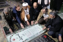عکس فرمانده کل ارتش کنار مزار شهید سردار سلیمانی