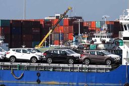 سنگ مجلسی ها برای واردات خودرو پیش پای واردکنندگان 