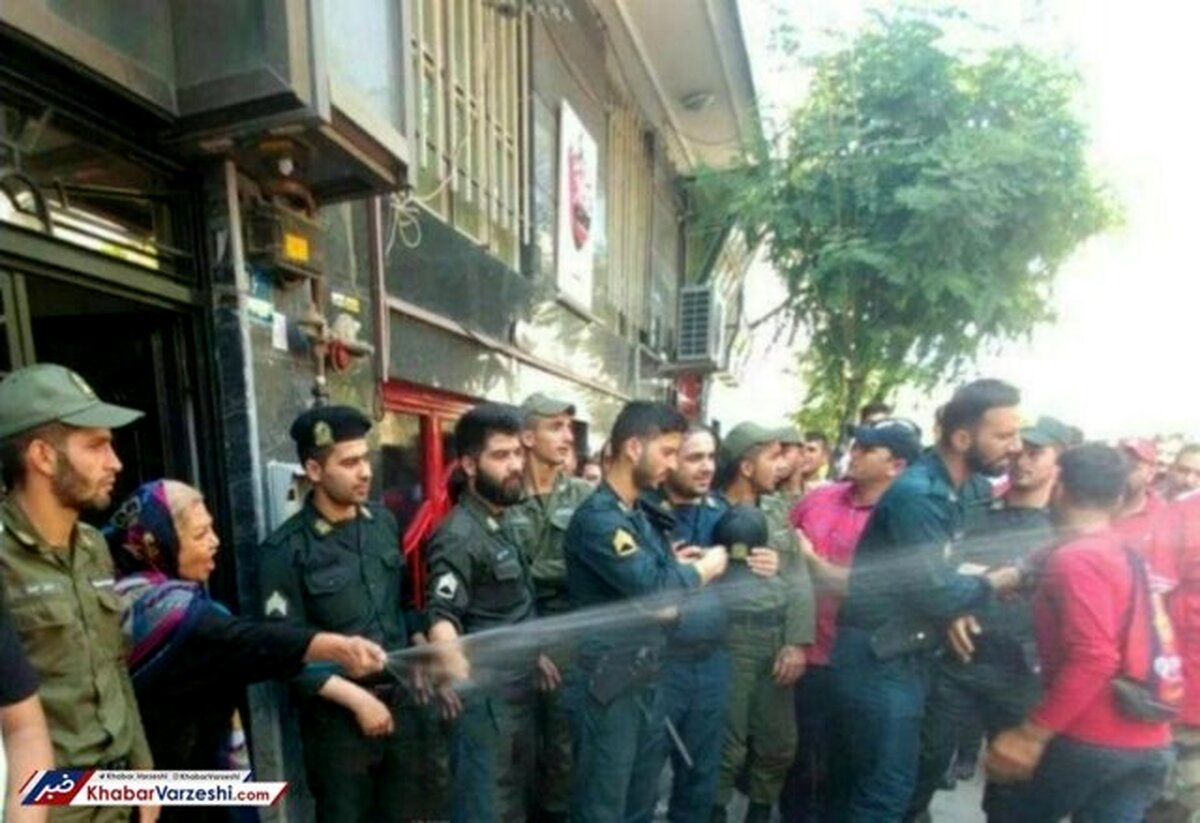 سلاح عجیب همسایه باشگاه پرسپولیس برای مقابله با هواداران معترض + عکس