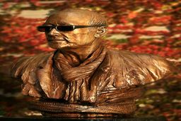 سردیس عباس کیارستمی با زخمِ چاقو در پایه‌اش نصب شد