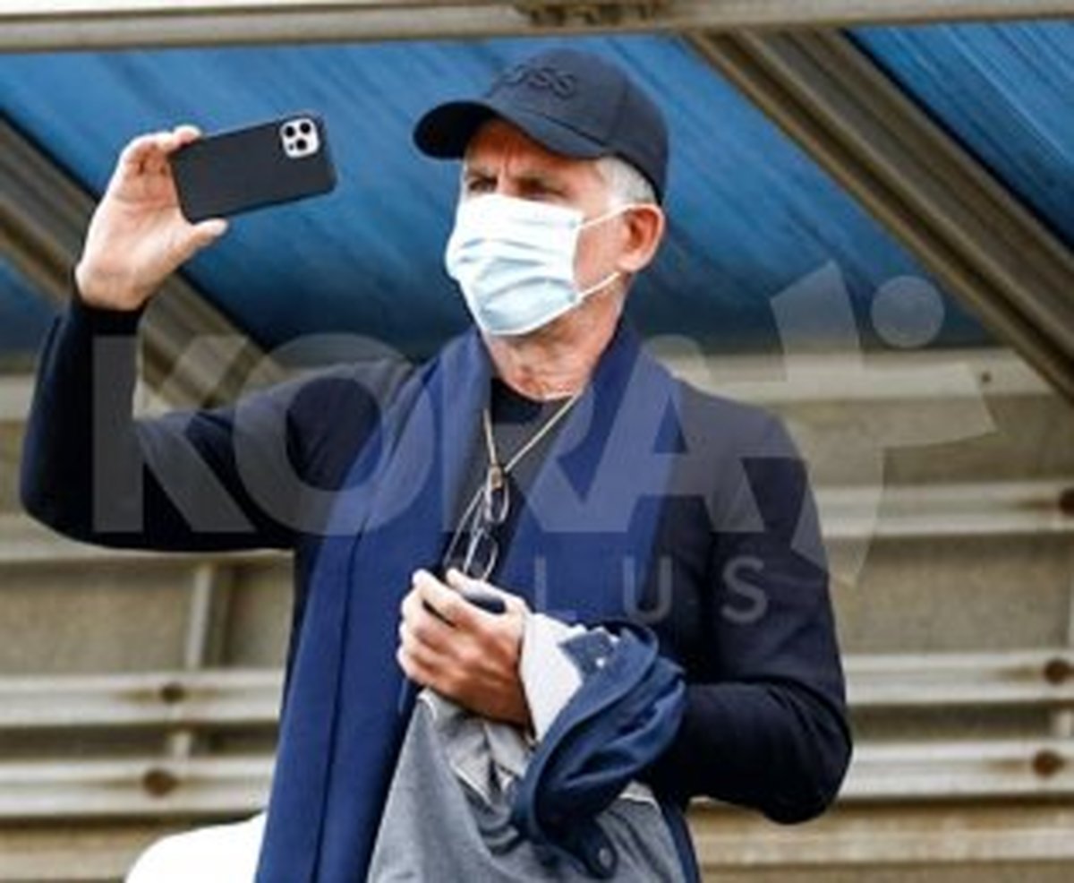 نکته برداری کیروش با دوربین تلفن همراه