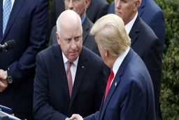 پزشک ترامپ: او فعلا نیازی به تست و قرنطینه ندارد