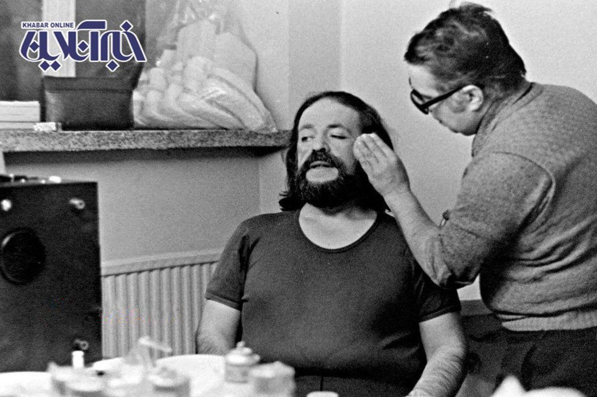 عکسی دیدنی از محمدعلی کشاورز زیر دست استاد