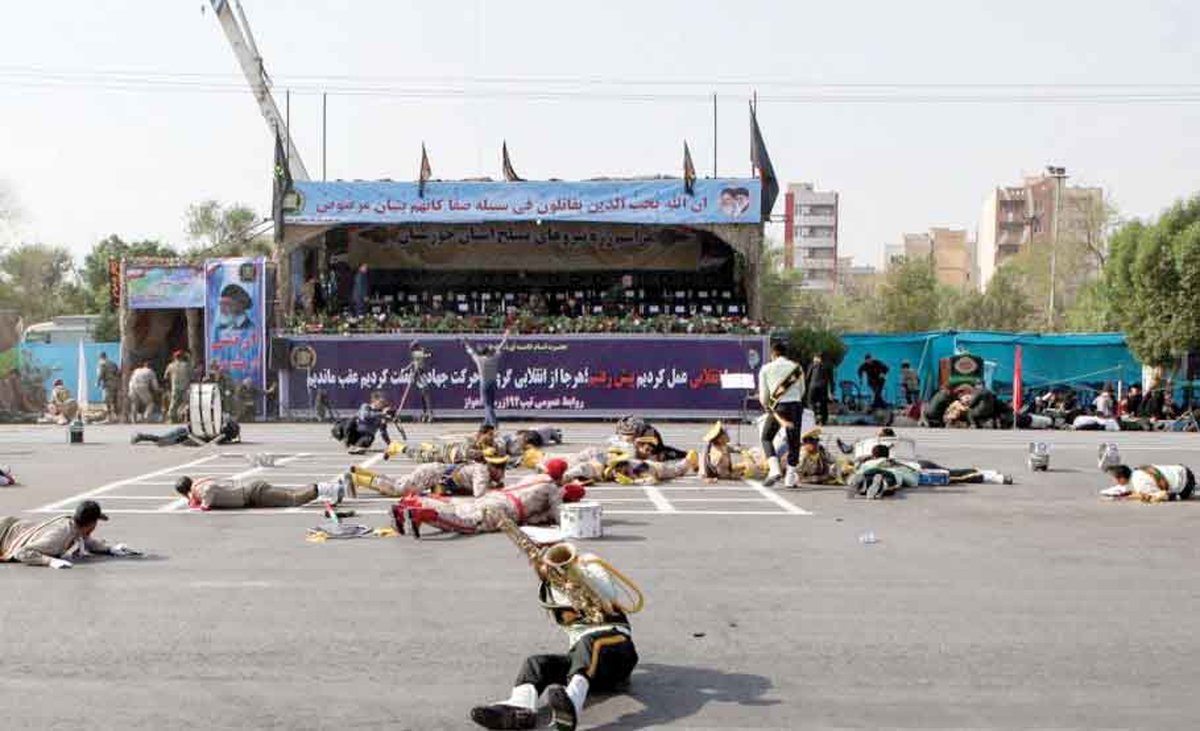 افراد قربانی تیر خلاص شدند/ فیلمی از حادثه تروریستی اهواز برای نمایندگان پخش شد که در فضای مجازی منتشر نشده / این فیلم با دوربین وزارت اطلاعات و ارتش تهیه شده / اشتباه امنیتی در فیلم مشهود است / فیلمبردار به کسی که تفنگ دوربیندار دارد، التماس میکند که ش